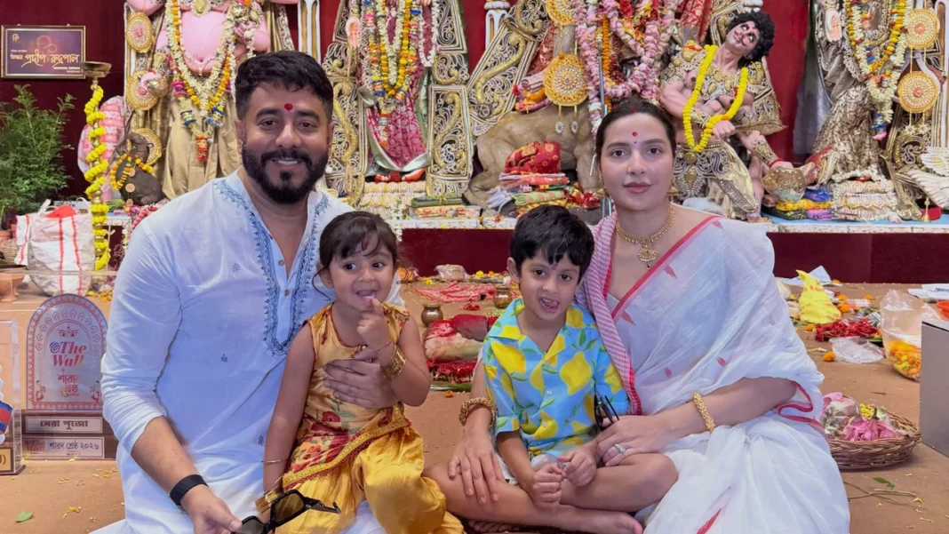 ৫ মাস পর রাজের সঙ্গে দেখা দিলেন শুভশ্রী