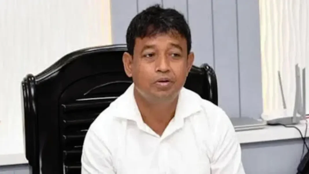   কর্মস্থল থেকে ‘পলায়নের’ অ*ভিযোগে চাকরি গেল হারুন অর রশীদের