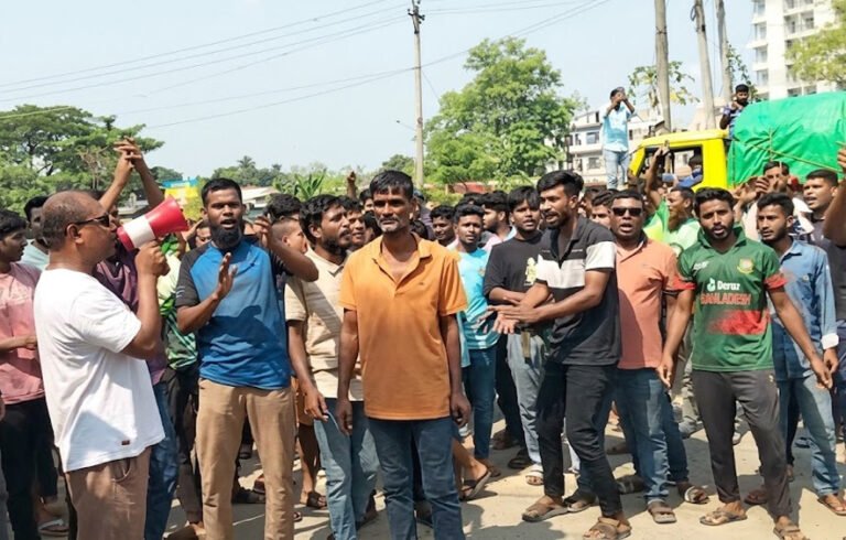 ন্যায্য পাওনা আদায় ও ম্যানেজারের পদত্যাগের দাবিতে আকিজ ফুডের শ্রমিকদের বিক্ষোভ