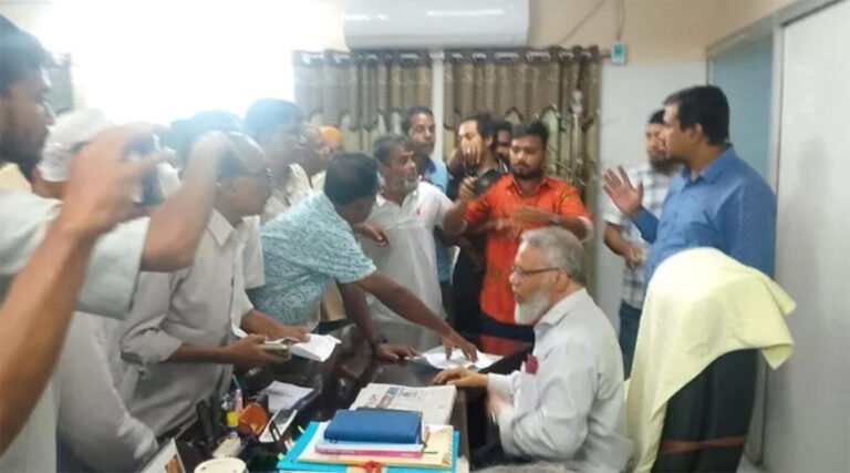 রাজশাহী মেডিকেল বিশ্ববিদ্যালয়ে ‘মব’ করে প*দত্যাগপত্রে নেওয়া হলো উপাচার্যের স্বাক্ষ*র