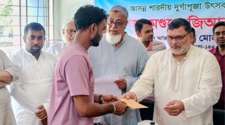 নকলার ১৯টি পূজায় জিআর চাল বিতরণ করলেন সংসদ সদস্য ফাহিম চৌধুরী