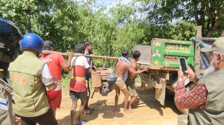 পাহাড়ি বালি উত্তোলনের বিরুদ্ধে বনবিভাগের অভিযান, ৩০ ফুট পাইপ ও ড্রেজার মেশিন জব্দ