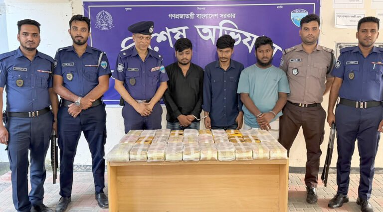 কক্সবাজারে বিলাসবহুল ভবন থেকে ৩ লাখ পিস ইয়াবাসহ গ্রেফতা*র-৩