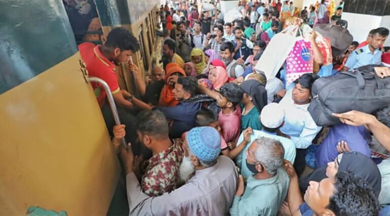 দুর্গাপূজা*য় পাঁচ দিনের ছুটিতে ঢাকা ছাড়ছে ঘরমুখো মানুষ