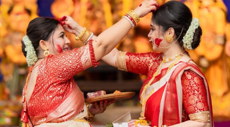 বিজয়া দ*শমীতে দেবী বিদয়ের আগে নারীরা মাতলেন সিঁদুর খেলায়