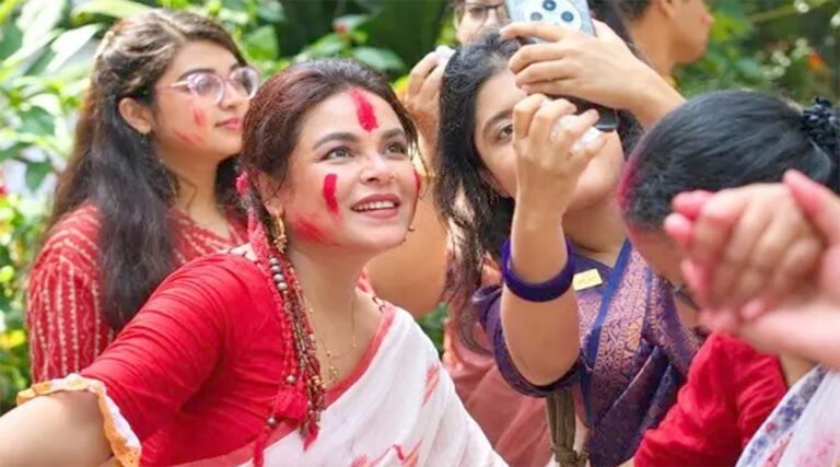 ঢাকেশ্বরী মন্দিরে সিঁদুর খেলায় মেতেছেন অভিনেত্রী শাওন