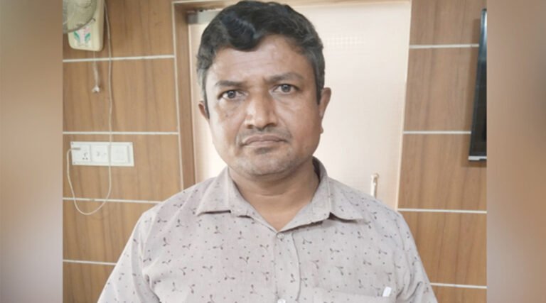 শিক্ষক দিবসের র‍্যালিতে ‘শেখ হাসিনার বাংলাদেশ’ লেখা ব্যানার, প্রধান শিক্ষক আট*ক