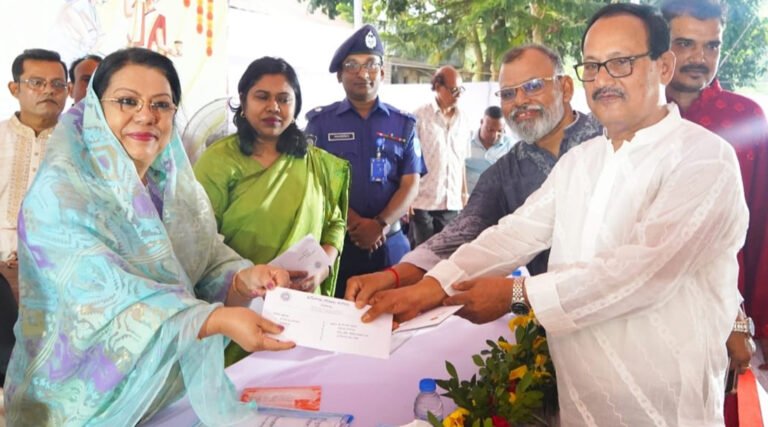 ধর্মীয় সম্প্রীতির মধ্য দিয়ে দুর্গাপূজা উদ্‌যাপনের আহ্বান খাদ্যমন্ত্রীর, ১২৫ পূজামণ্ডপে জিআর চাল বিতরণ