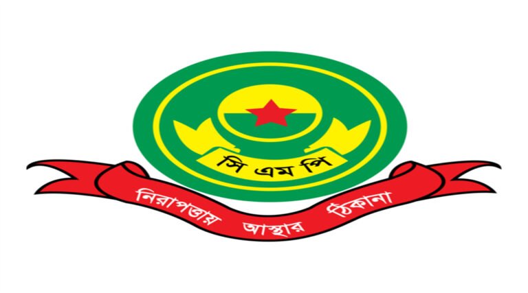 চট্টগ্রামের সড়কে শৃঙ্খলা ফেরাতে দিন-রাত ঘাম ঝরাচ্ছেন ট্রাফিক পুলিশ