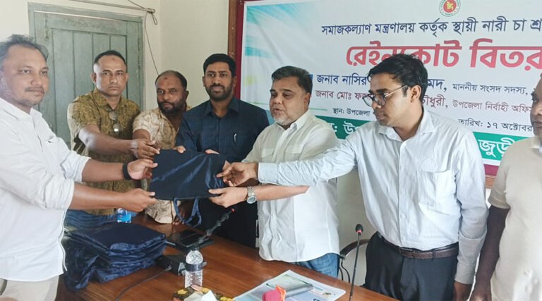 জুড়ীতে এমপি মিঠুর অর্থায়নে ৩ চা বাগানের ৬০০ নারী শ্রমিক পেলেন রেইনকোট