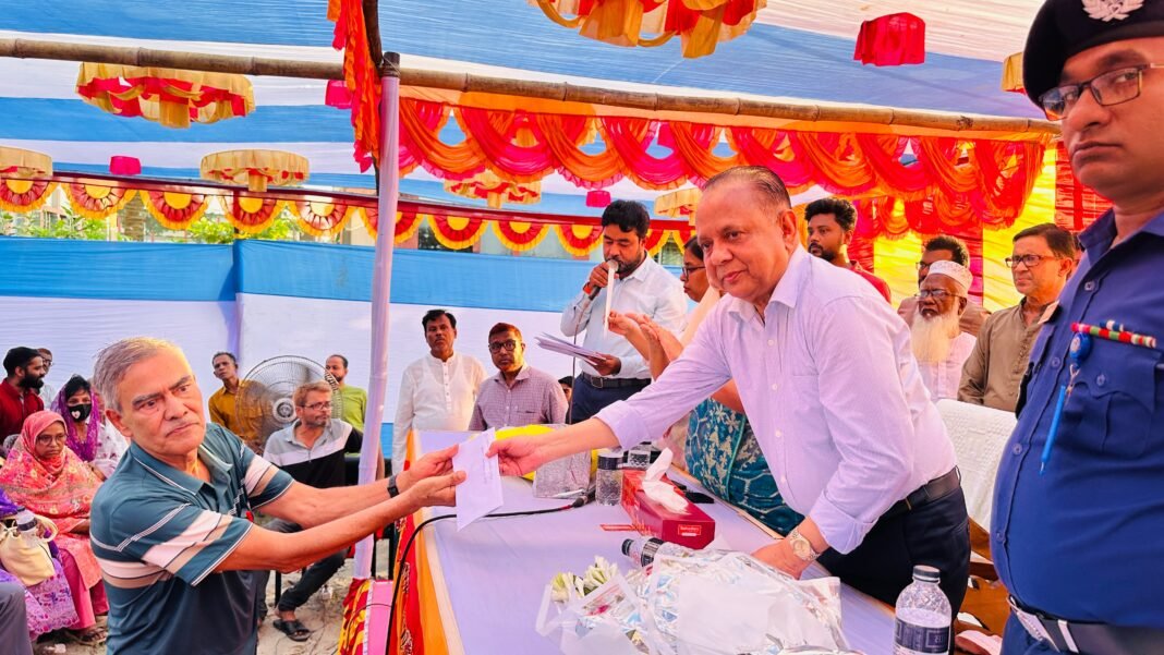 মানিকগঞ্জে দুর্গাপূজা উপলক্ষে জিআর চাল বিতরণ করলেন এমপি শান্ত
