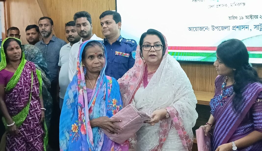 দুর্গাপূজা উপলক্ষে মানিকগঞ্জ পৌরসভায় প্রধানমন্ত্রীর উপহারের শাড়ি-কাপড় বিতরণ করলেন খাদ্যমন্ত্রী
