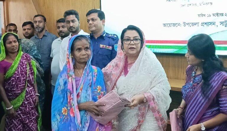 দুর্গাপূজা উপলক্ষে মানিকগঞ্জ পৌরসভায় প্রধানমন্ত্রীর উপহারের শাড়ি-কাপড় বিতরণ করলেন খাদ্যমন্ত্রী