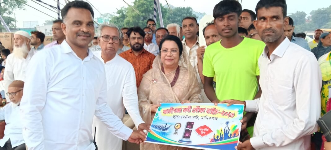 মানিকগঞ্জের কালীগঙ্গা নদীর নৌকাবাইচে লাখো মানুষের ঢল, চ্যাম্পিয়ন হলো কুড়িগ্রামের খেল্লা নৌকা 'মায়ের দোয়া'
